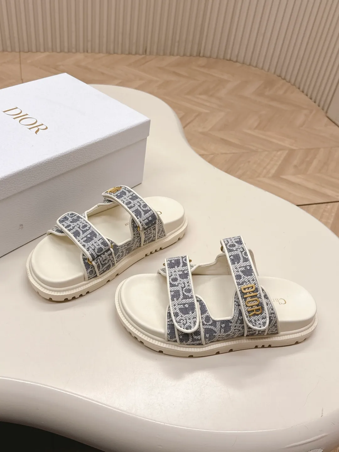 👟👟Ex-factory price 480👟👟 The latest spring and summer new colors, classic upgrades plus 2025 new colors Dior Dior classic Velcro sandals and slippers series original replica high version super durable and versatile style very comfortable on the foot, slim and white original custom-made upper, original d hardware buckle, original TPU outsole Size: 35-41 yards 42 orders